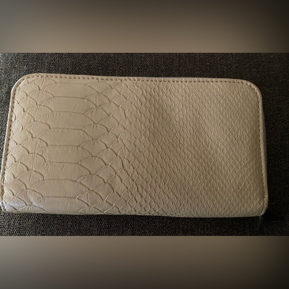 Steve Madden Python Beige Wallet - Picture 3 of 16